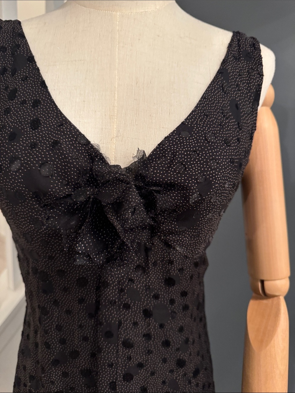 BCBG MaxAzria NEW. Black Polka Dot V-Neck Midi Dress. Size 6 - Picture 2 of 7